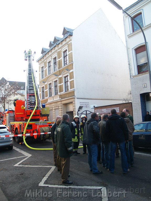 Einsatz Feuerwehr SEK Polizei Koeln Nippes Merheimerstr P068.JPG